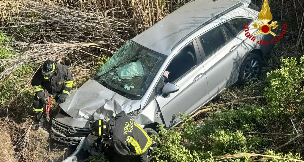 Auto sfonda la barriera e precipita nel rio Foxi a Villasimius: ferito il conducente