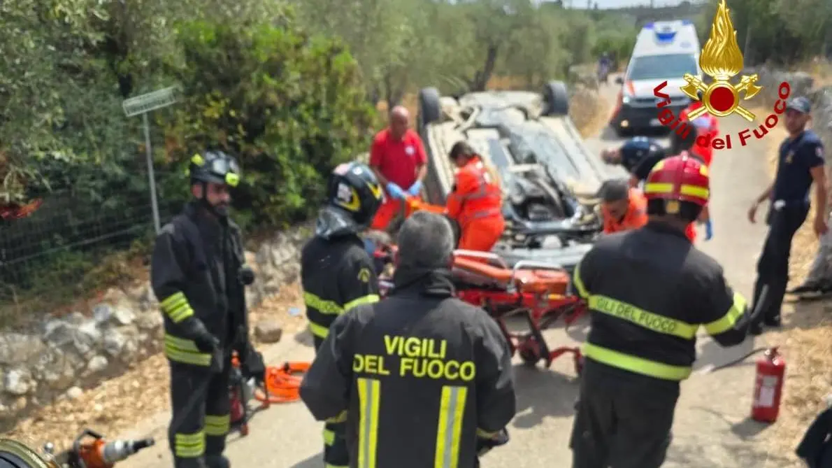Sbatte contro un muro e si cappotta con l’auto: donna soccorsa a Porto Torres