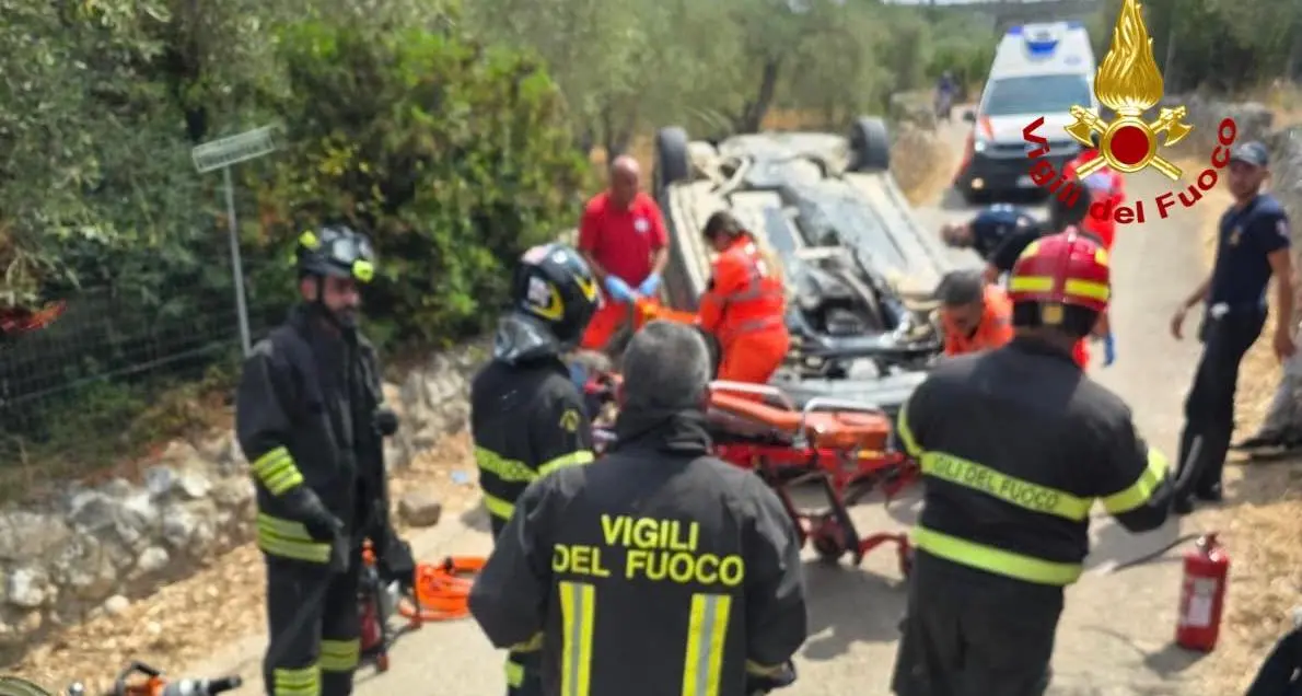 Sbatte contro un muro e si cappotta con l’auto: donna soccorsa a Porto Torres