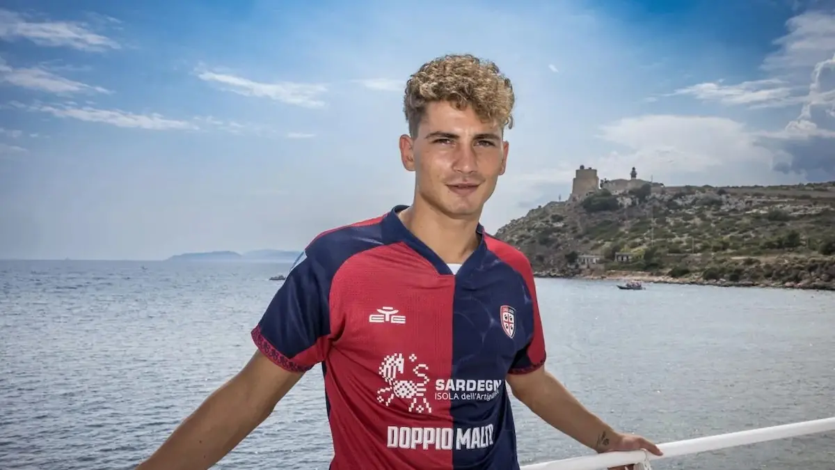 Il Cagliari ufficializza l’arrivo di Sebastiano Esposito: “Benvenuto in rossoblù”