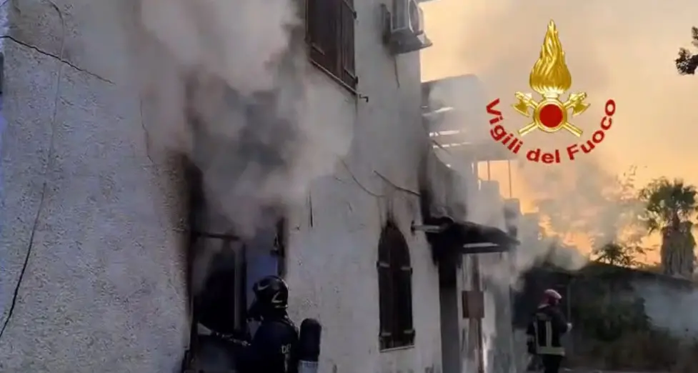 Incendio in un'abitazione a Sassari: Vigili del fuoco in azione per domare le fiamme | IL VIDEO