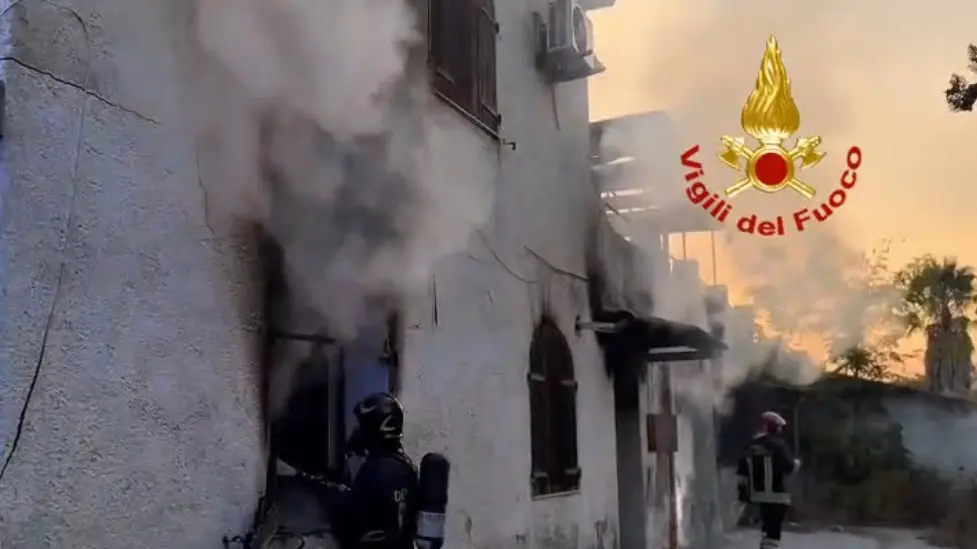 Incendio in un'abitazione a Sassari: Vigili del fuoco in azione per domare le fiamme