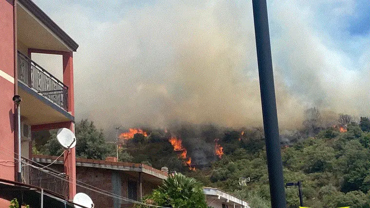 Incendio a Seulo, quattro elicotteri in azione per proteggere le abitazioni