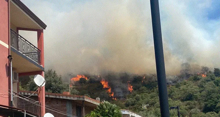 Incendio a Seulo, quattro elicotteri in azione per proteggere le abitazioni