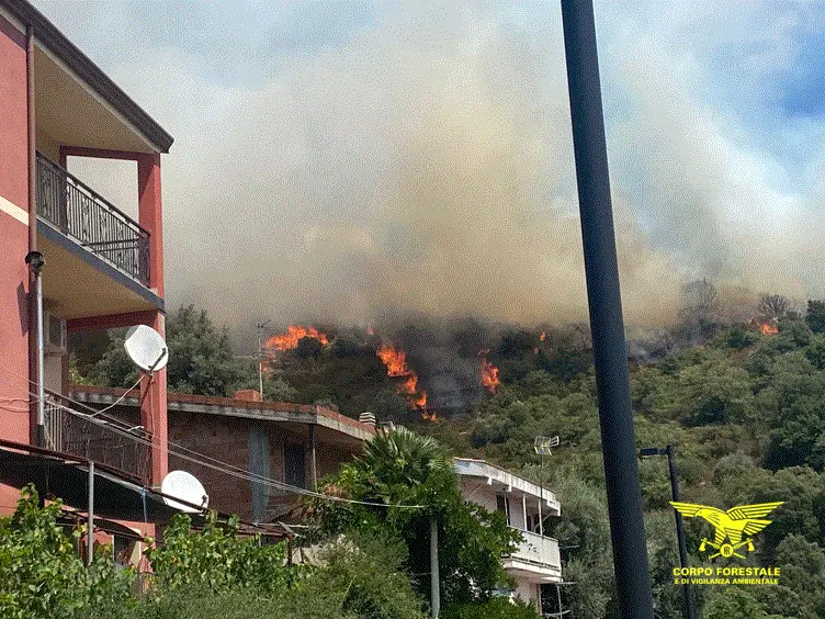 Incendio a Seulo, quattro elicotteri in azione per proteggere le abitazioni