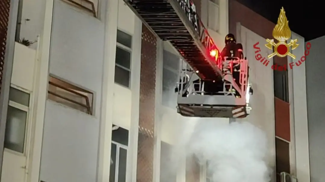 Notte di fuoco e paura a Cagliari: incendio in una palazzina