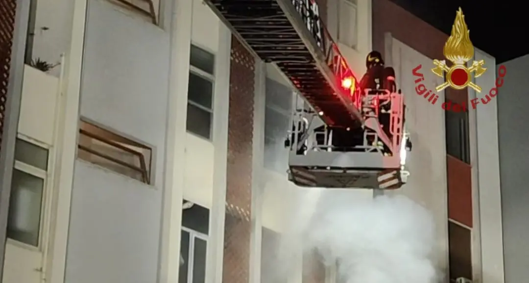 Notte di fuoco e paura a Cagliari: incendio in una palazzina