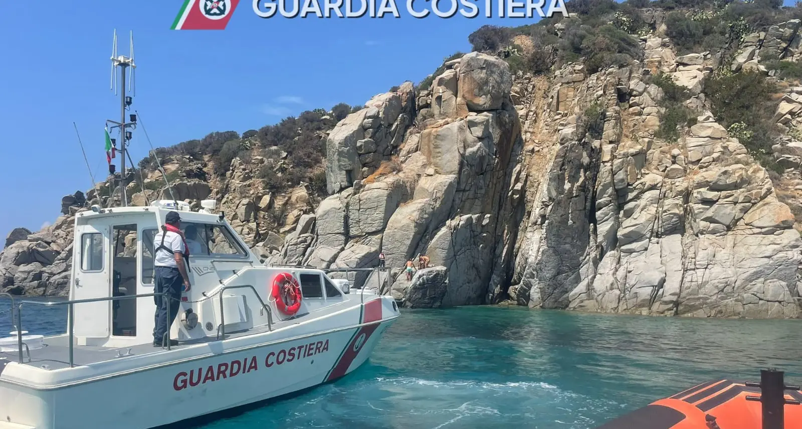 Paura a Solanas: precipita da tre metri, ragazzo di 15 anni in codice rosso