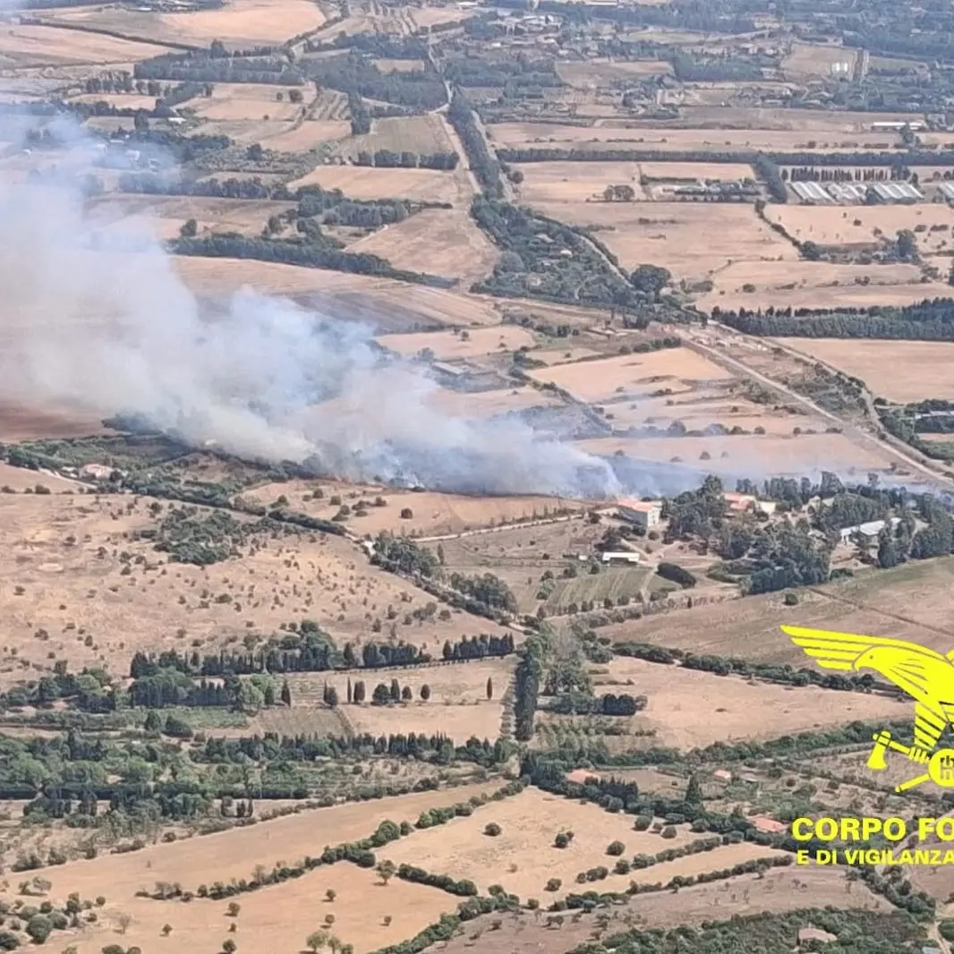 Sei incendi oggi in Sardegna: elicottero in volo su Iglesias