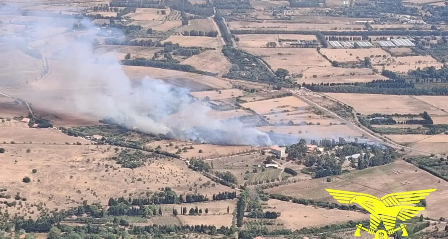 Sei incendi oggi in Sardegna: elicottero in volo su Iglesias