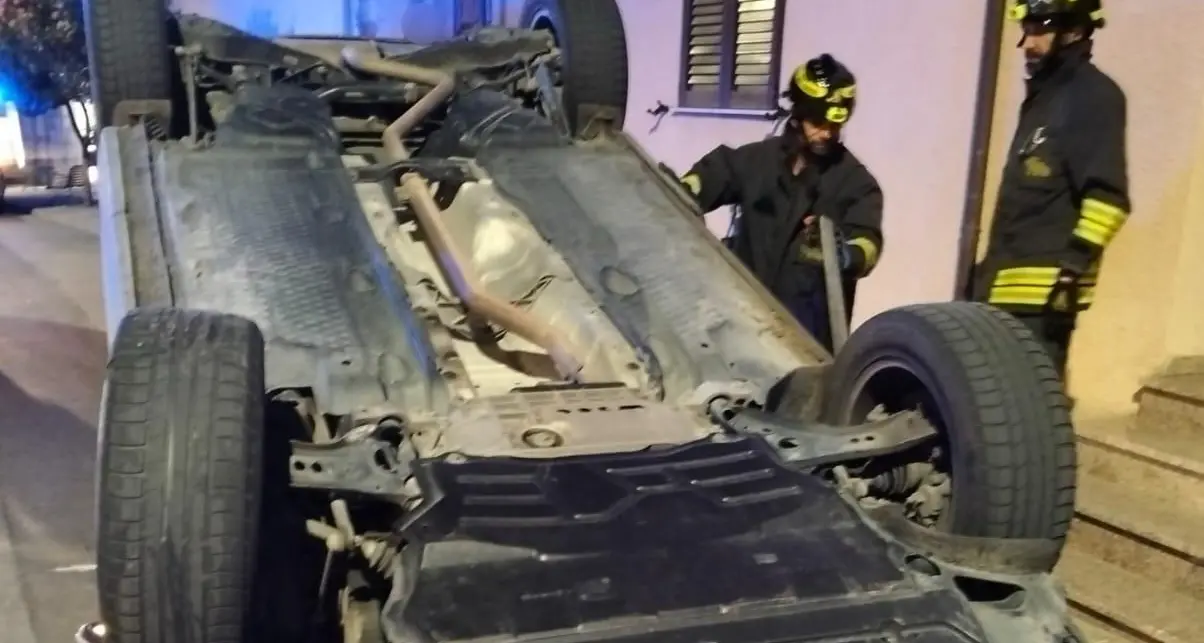 Urta il cordolo e si ribalta bloccando la strada: incidente all'alba a Siligo