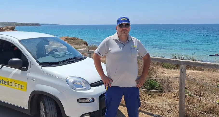 Luca, il postino che porta la posta e un sorriso nella marina di San Vero Milis