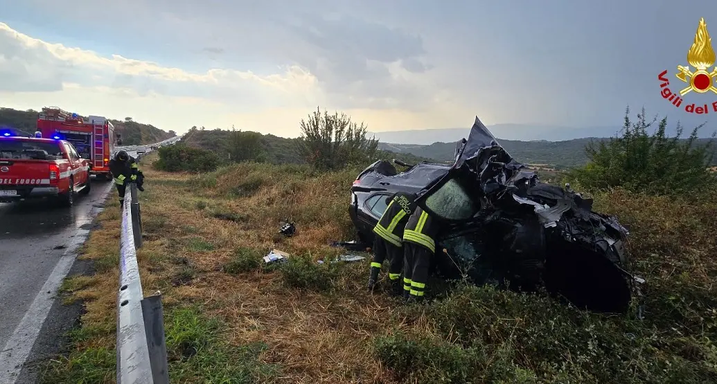 Incidente sulla 131 Dcn, auto si ribalta a causa della pioggia: grave il conducente