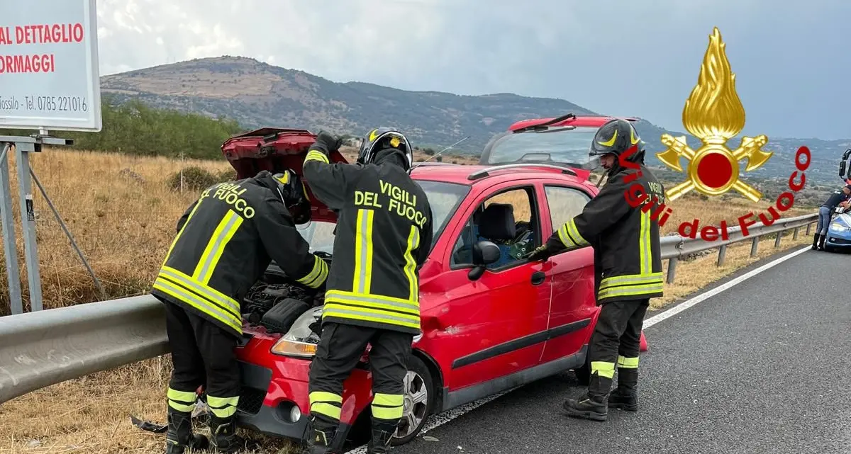 Auto contro il guardrail sulla 131 a Birori, due feriti in ospedale