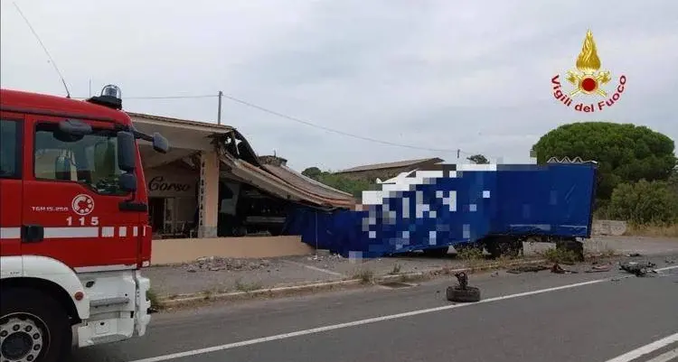 Dopo scontro con un auto, tir sfonda un caseificio: morto un uomo e due feriti a Capalbio