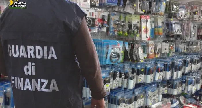 Maxi sequestro della Guardia di Finanza in Ogliastra: un migliaio di articoli tolti dal commercio