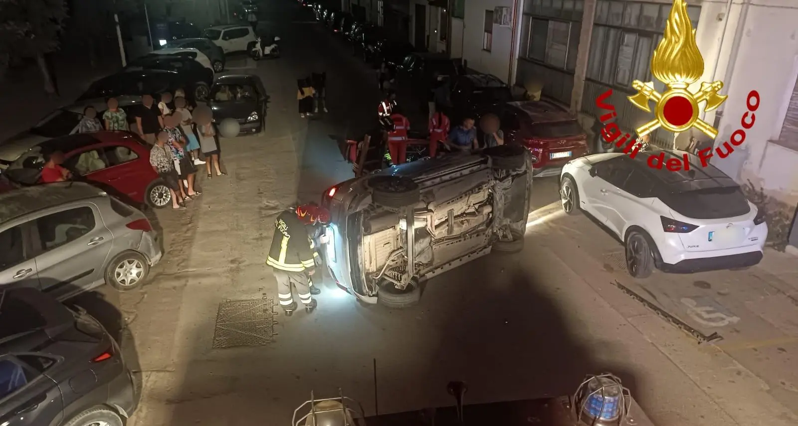 Incidente notturno ad Alghero: auto inclinata su un lato e una persona intrappolata | IL VIDEO