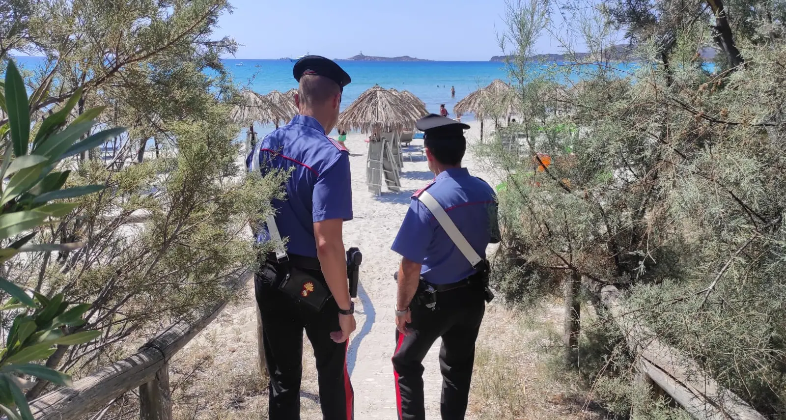 Furti nelle spiagge a Villasimius: tre giovani sardi sorpresi con la refurtiva di una turista