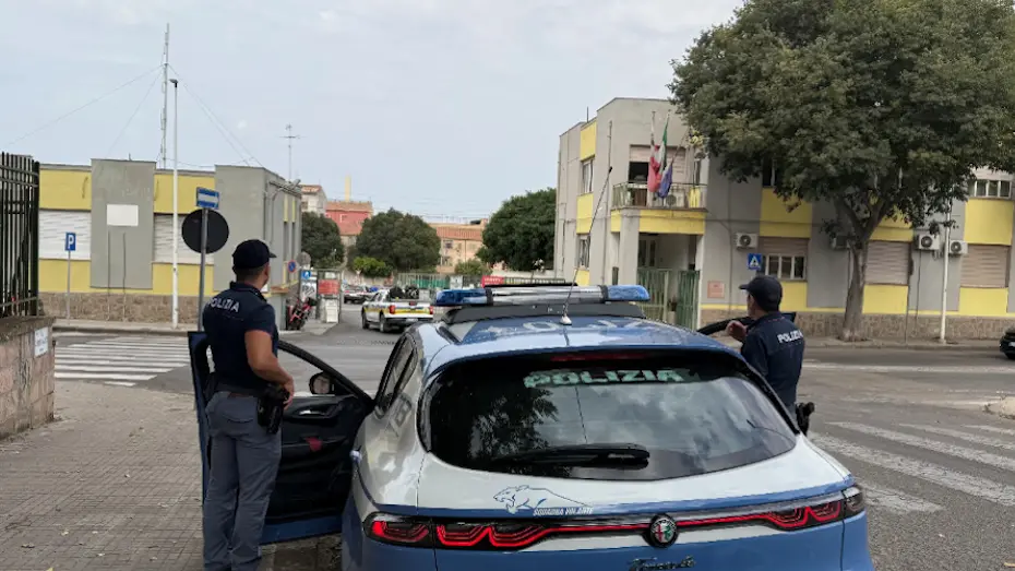 Le ruba i soldi e lei lo insegue, poi le punta forbice alla gola: arrestato a Sassari