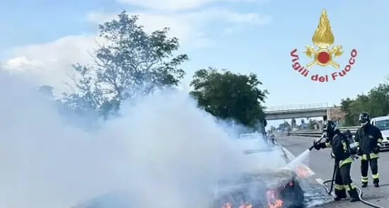 Auto in corsa prende fuoco sulla statale 130: veicolo distrutto e vegetazione in fiamme