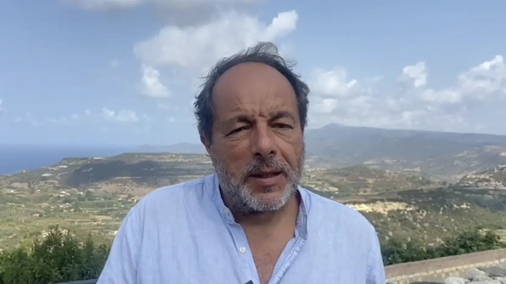 L'adattamento teatrale del libro di Luciano Sechi, diretto da Arrabito Campus, esplora due secoli di storia e valori attraverso le voci dei defunti