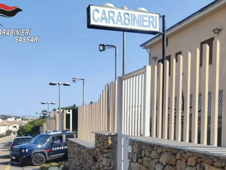 Vernice rossa sulla roccia \"Costa Smeralda\": protesta pro Palestina scuote Porto Cervo