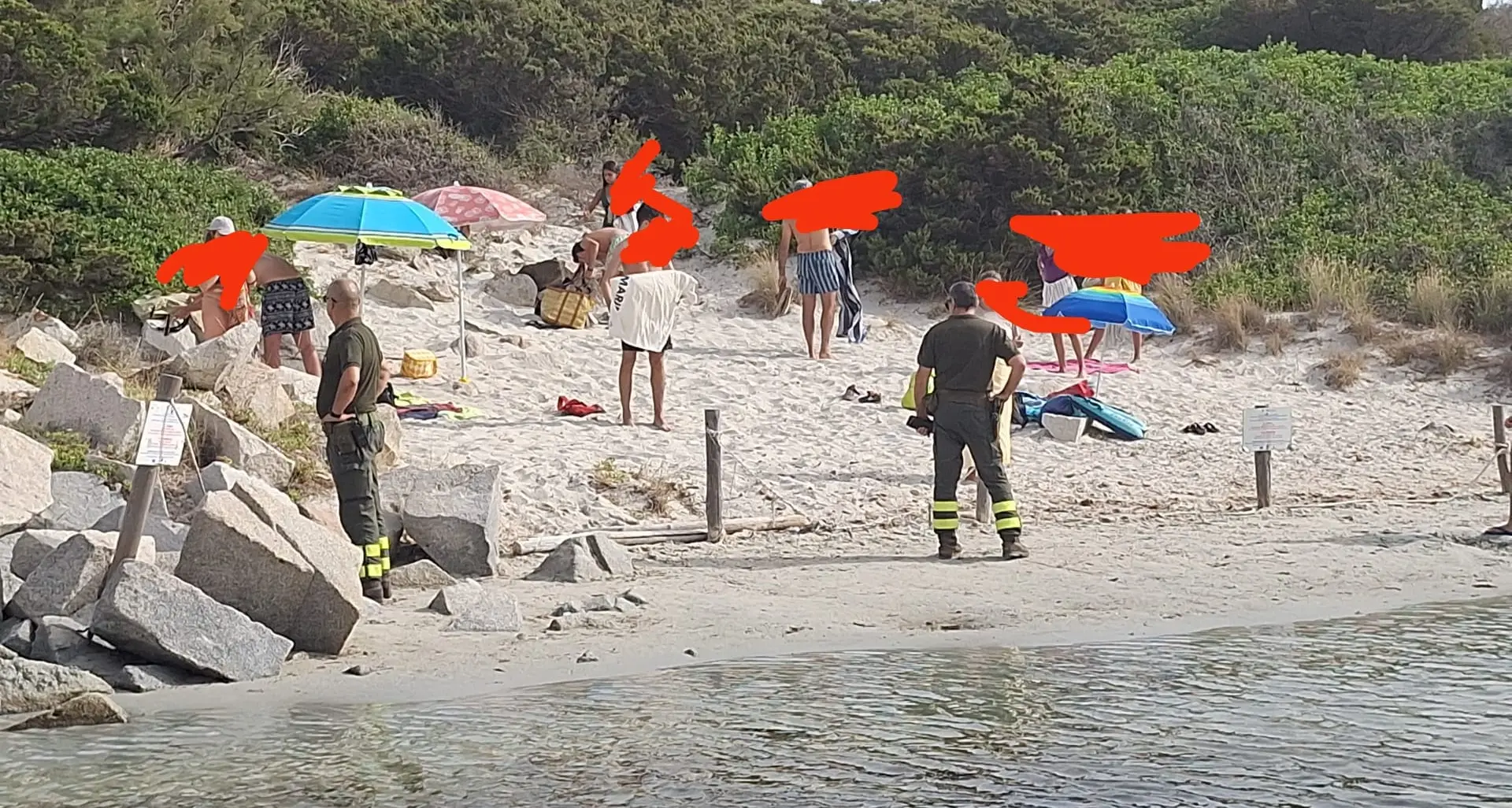 Nonostante divieto dopo incendio a Punta Molentis i cafoni arrivano via mare: invase le dune