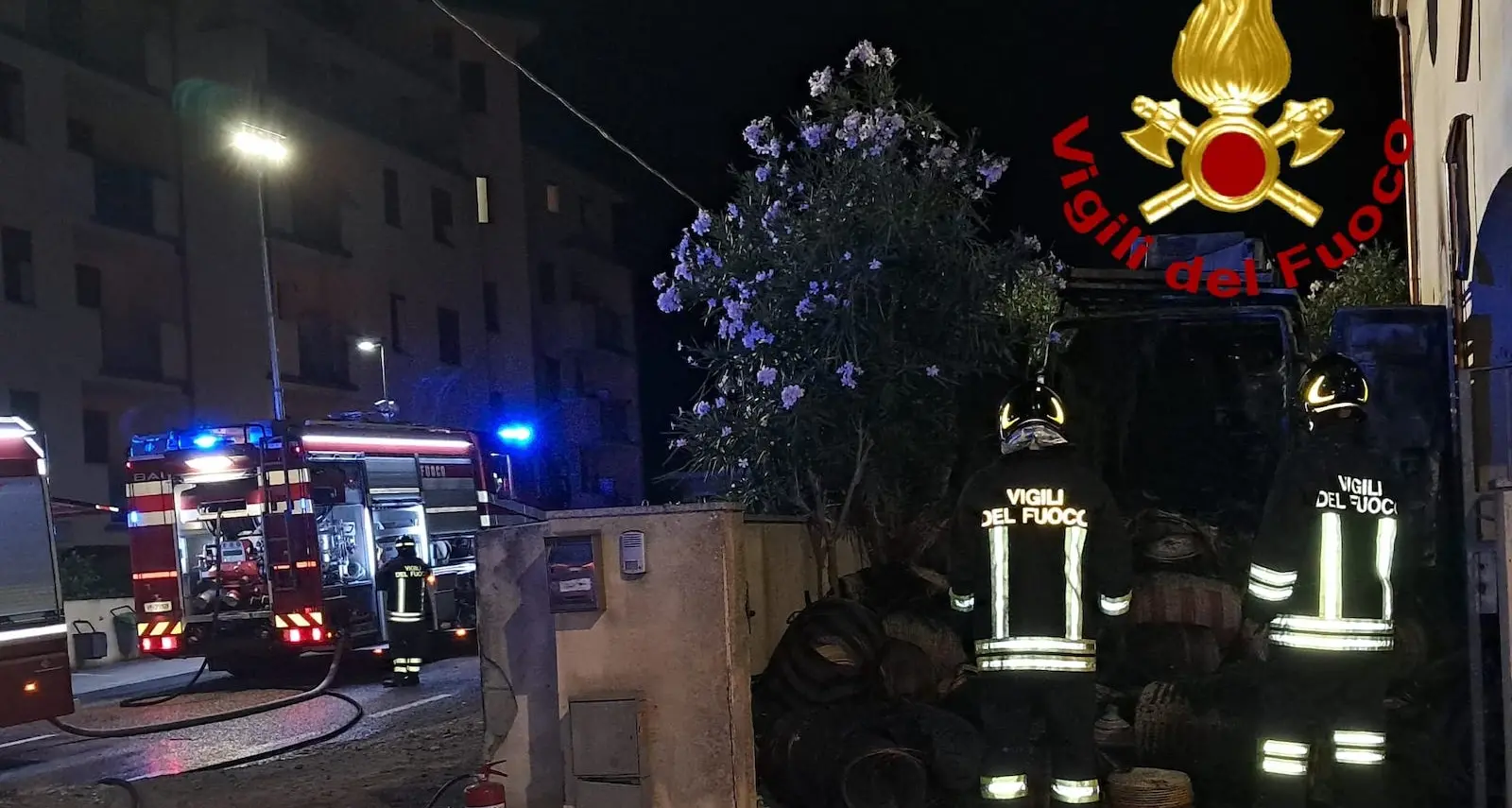 Furgone in fiamme a Olbia, donna trasportata in ospedale