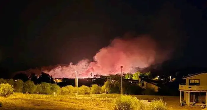 Incendio minaccia le case a Santadi, in azione elicotteri e Canadair