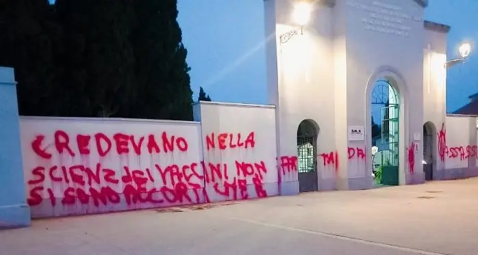 Scritte no vax sui muri del cimitero di Oristano, indagini della Digos