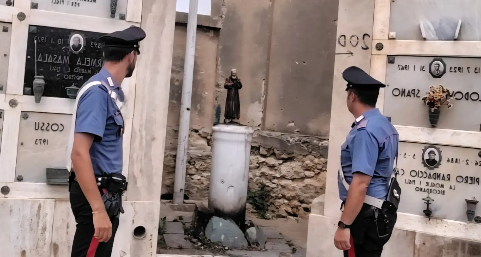 Cagliari. Vandalismo al cimitero di San Michele: incendiata statua di San Pio