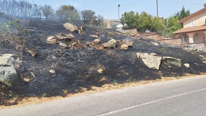 Incendio a Pattada: le fiamme lambiscono il centro abitato