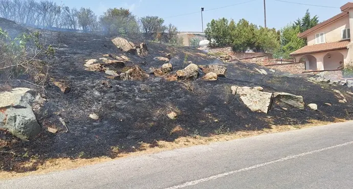 Incendio a Pattada: le fiamme lambiscono il centro abitato