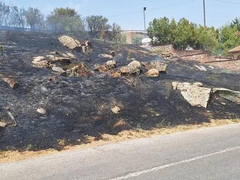 Incendio a Pattada: le fiamme lambiscono il centro abitato