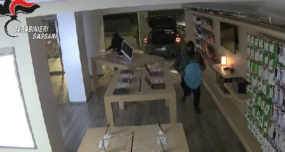 Sgominata a Sassari banda della “spaccata”: 27 furti in totale, bottino da 330mila euro