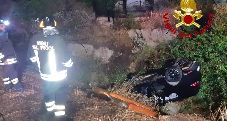 Auto esce di strada e si ribalta in un canale a Santa Maria Coghinas: salvata la conducente