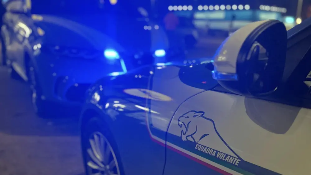 La polizia a sirene spiegate investe una bambina di 7 anni: tragedia sfiorata a Roma