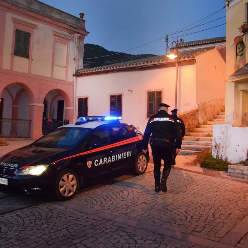 Nasconde droga e aggredisce i Carabinieri durante il controllo: arrestato a Siliqua