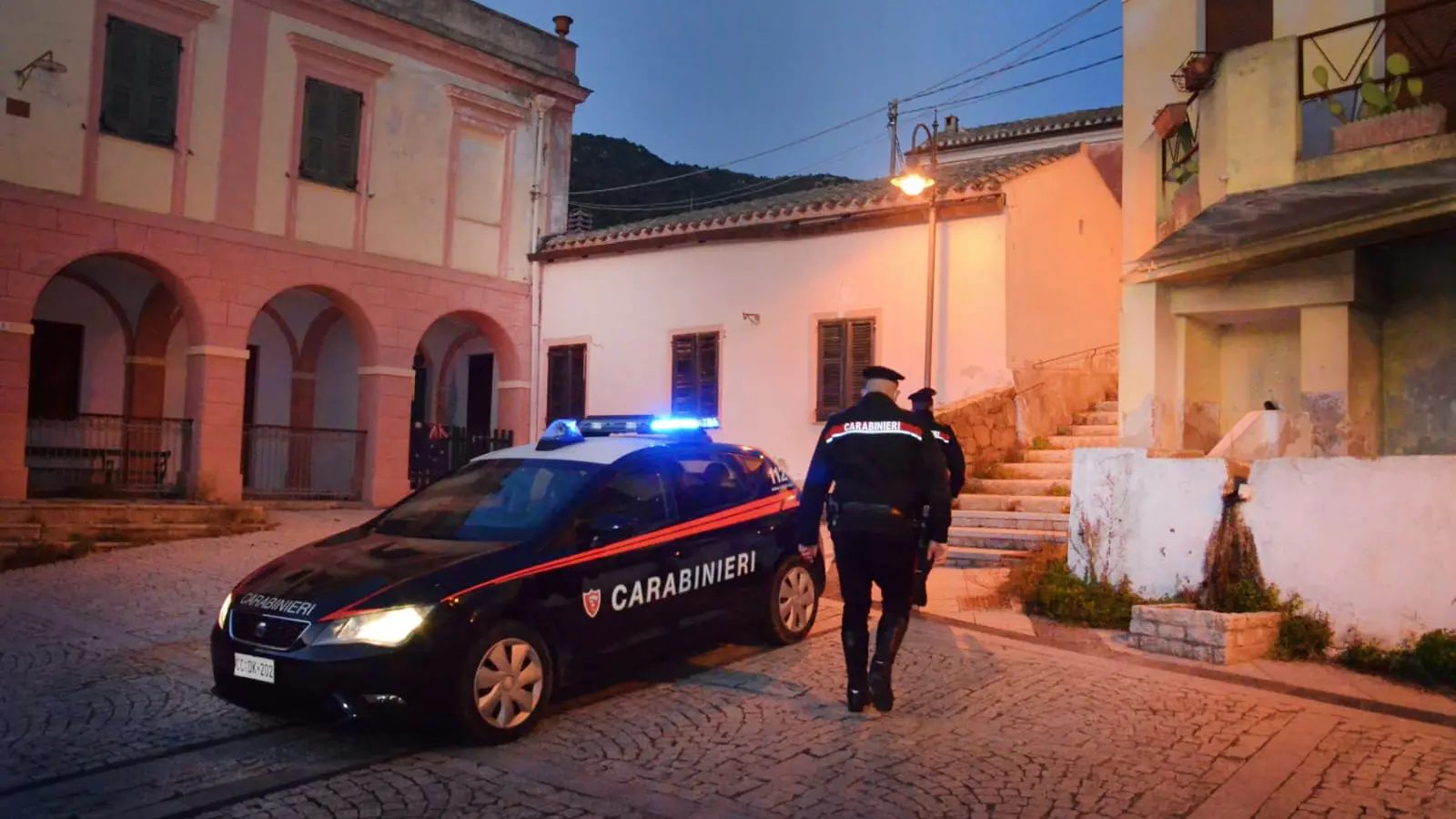 Nasconde droga e aggredisce i Carabinieri durante il controllo: arrestato a Siliqua
