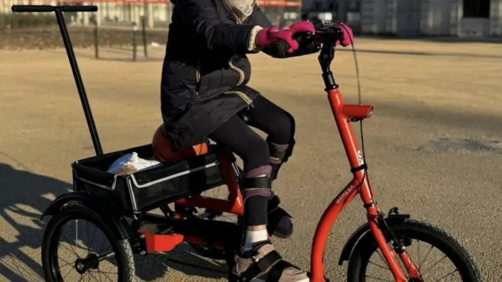 Appello disperato a Torino: rubato il triciclo ortopedico di una bambina disabile