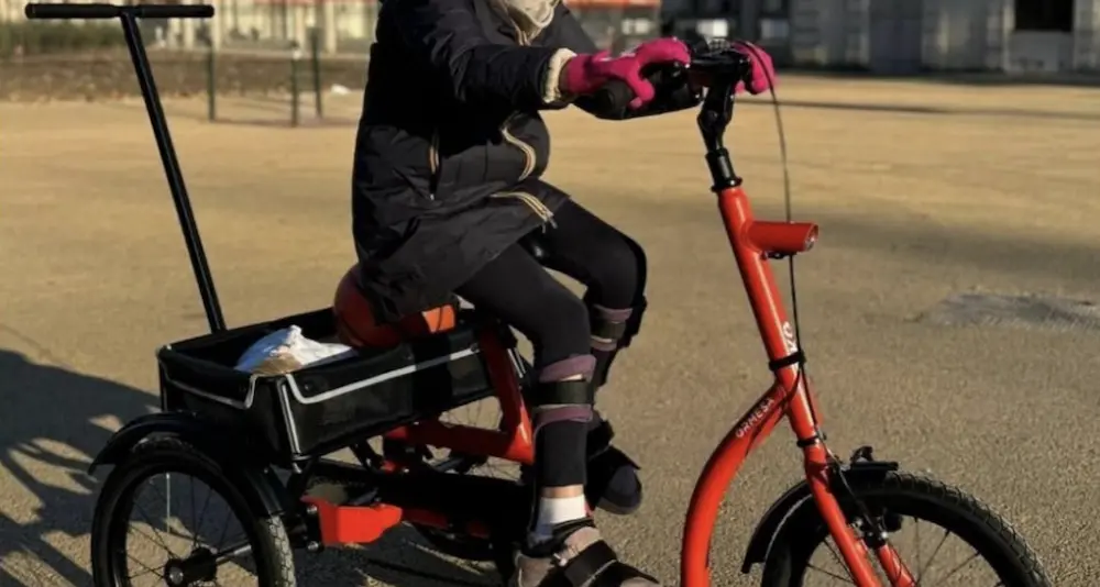 Appello disperato a Torino: rubato il triciclo ortopedico di una bambina disabile