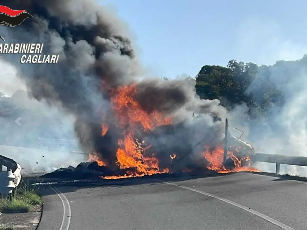Furgone portavalori sfugge ad assalto: incendio e fuga dei rapinatori a Sant'Andrea Frius