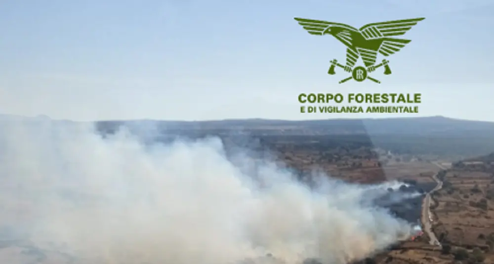 Vasto incendio a Sagama: intervengono tre elicotteri regionali