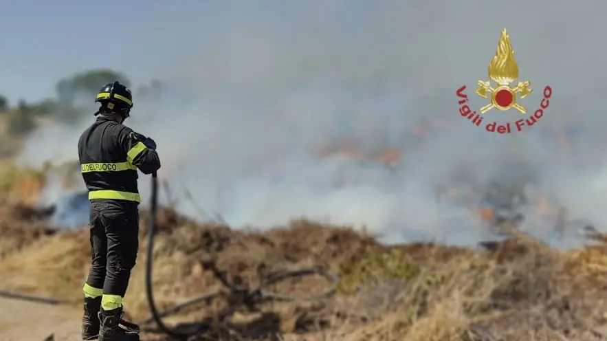 Incendio a Quartu Sant'Elena: Vigili del Fuoco in azione lungo la Provinciale 17