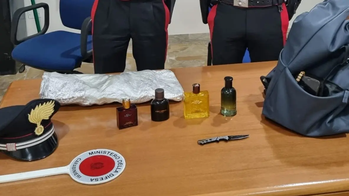 Profumi rubati e coltello in tasca: giovane arrestato a Guspini