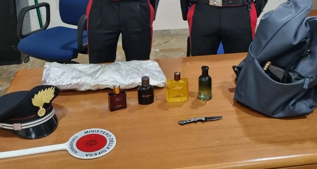 Profumi rubati e coltello in tasca: giovane arrestato a Guspini