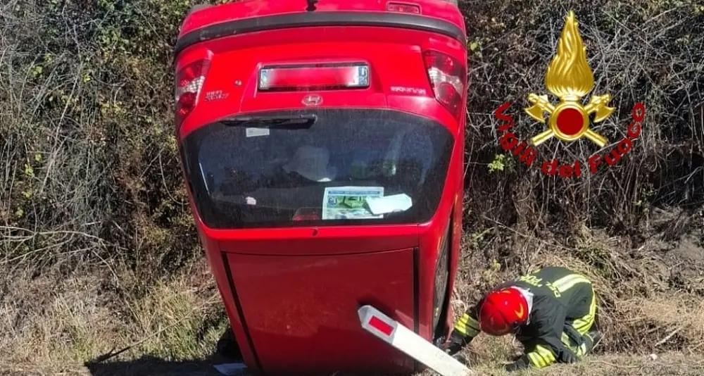 Auto si ribalta sulla SP 11 nell'Oristanese, ferite una donna e una bambina