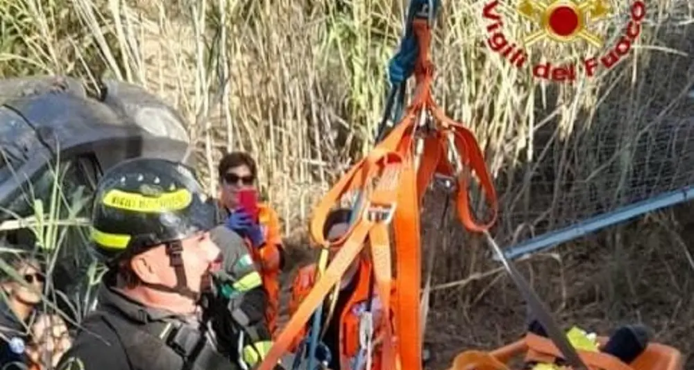 Finisce in una scarpata a Donori: intervento dei Vigili del fuoco