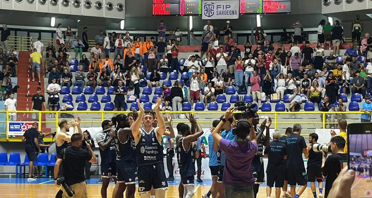 Medaglia di bronzo per la Dinamo al City of Cagliari, la decide una tripla allo scadere di Johnson