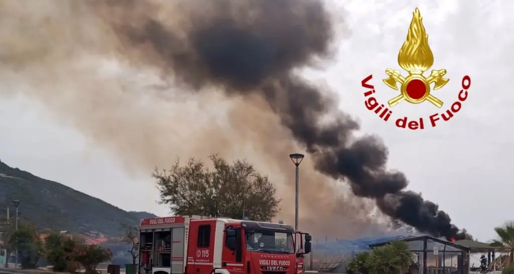 Bosa Marina, chiosco distrutto da un incendio in viale Mediterraneo